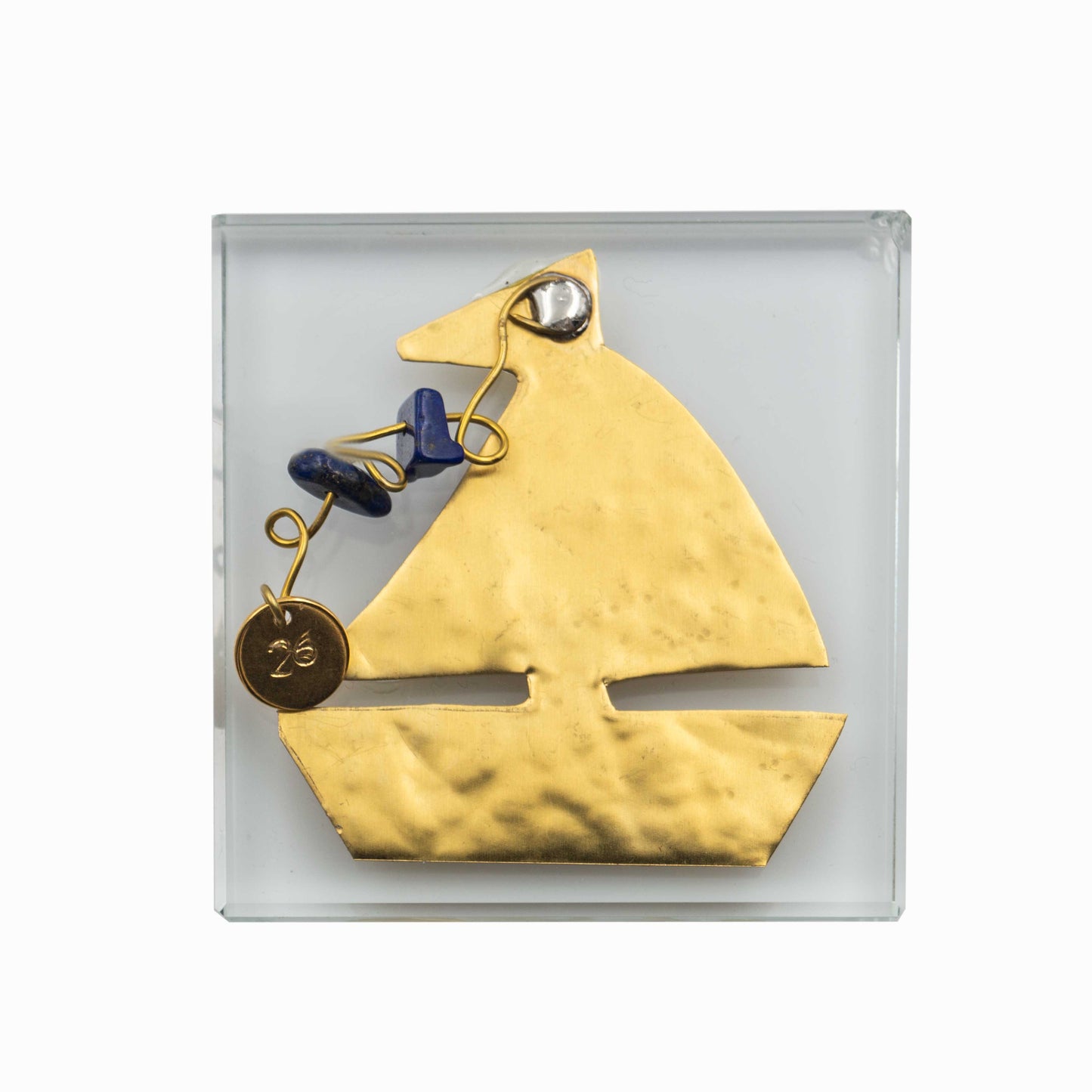 Γυάλινο Πρες Παπιέ Καραβάκι – Χειροποίητο Μπρούτζινο Γούρι με Κόκκινες Χάντρες & «26» για το Νέο Έτος | Χριστουγεννιάτικο Δώρο Τύχης