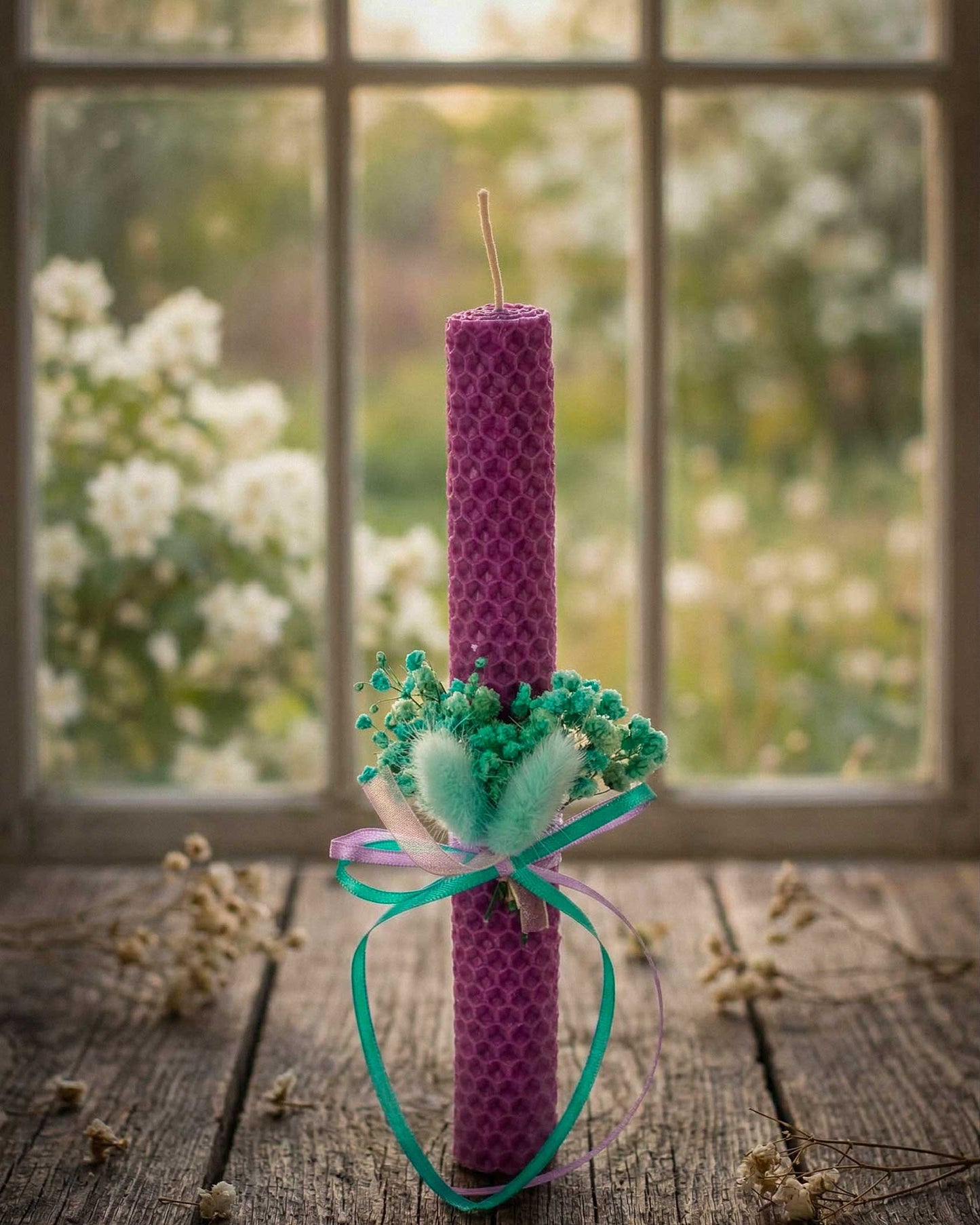 Χειροποίητη Πασχαλινή Λαμπάδα από Μελισσοκέρι με Μπουκέτο Αποξηραμένων Λουλουδιών