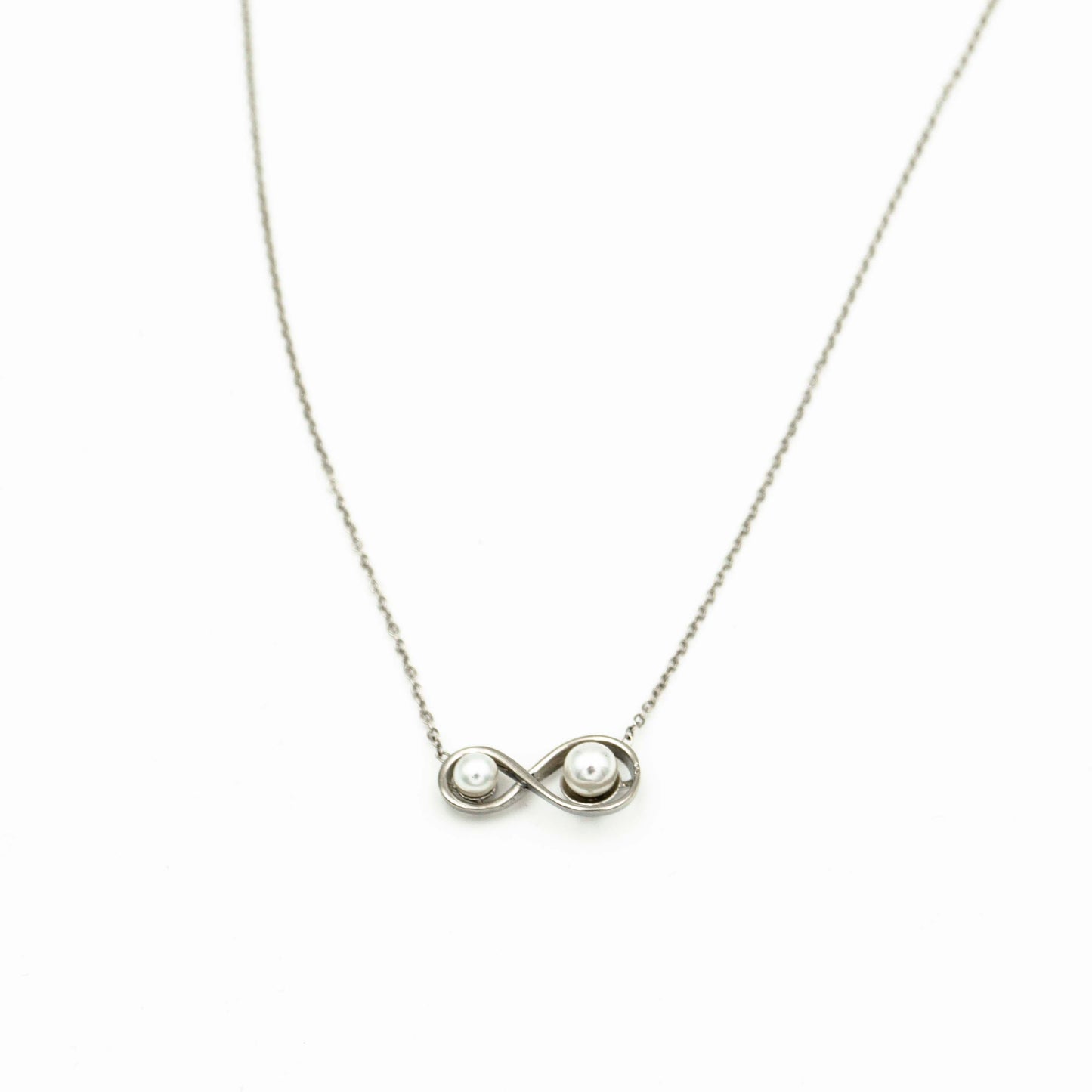 Necklace with Perls and Infinity