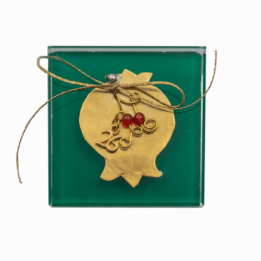 Γυάλινο Πρες Παπιέ Ρόδι – Χειροποίητο Μπρούτζινο Γούρι με Κόκκινες Χάντρες & «26» για το Νέο Έτος | Χριστουγεννιάτικο Δώρο Τύχης