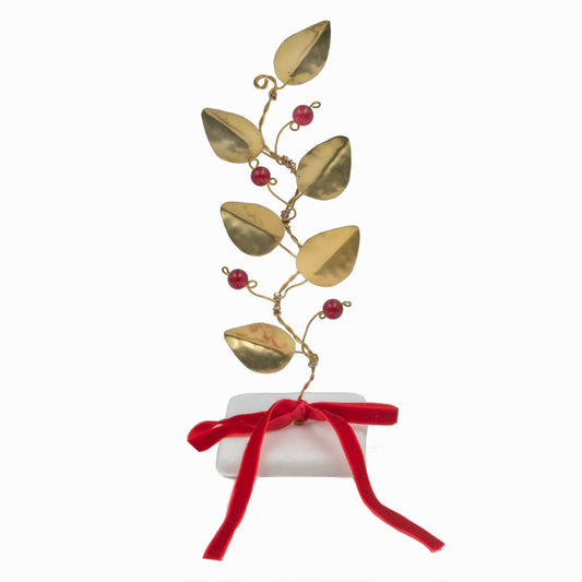 Χειροποίητο Γούρι-Γλυπτό με Μπρούτζινα Φύλλα σε Μαρμάρινη Βάση – Επιτραπέζια Δημιουργία 2026 με Κόκκινες Χάντρες & Βελούδινη Κορδέλα | Καλλιτεχνικό Μεταλλικό Διακοσμητικό