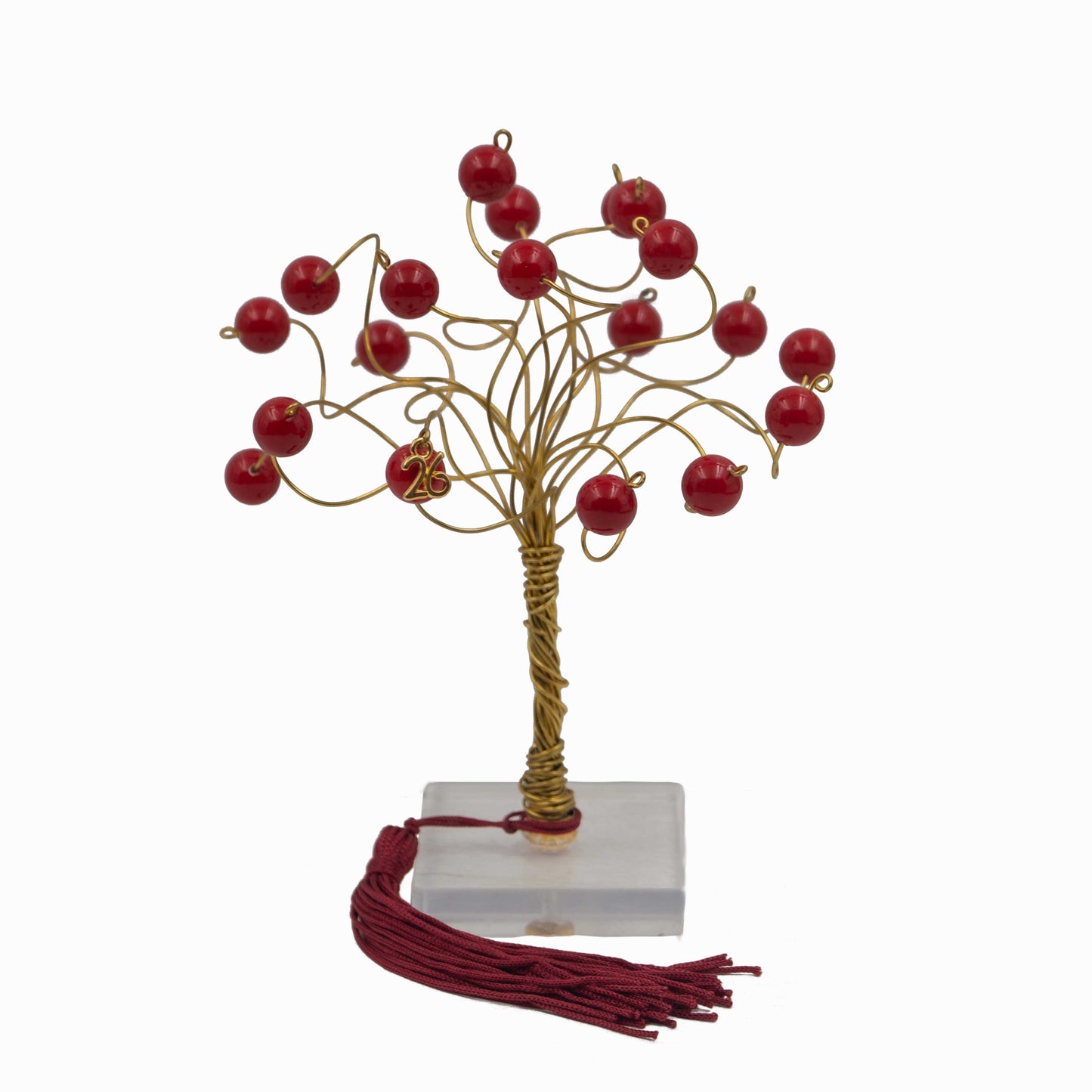 Χειροποίητο Γούρι-Δέντρο από Μπρούτζινο Σύρμα με Κόκκινο Αχάτη σε Βάση Πλέξιγκλας – Επιτραπέζια Δημιουργία 2026 με Κόκκινη Φούντα | Μοντέρνο Μεταλλικό Διακοσμητικό