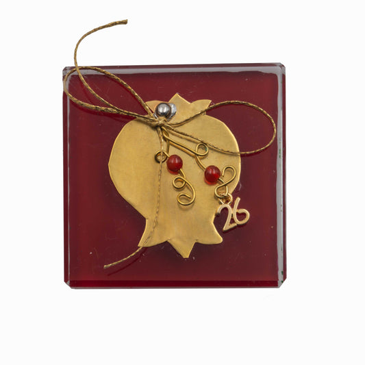 Γυάλινο Πρες Παπιέ Ρόδι – Χειροποίητο Μπρούτζινο Γούρι με Κόκκινες Χάντρες & «26» για το Νέο Έτος | Χριστουγεννιάτικο Δώρο Τύχης