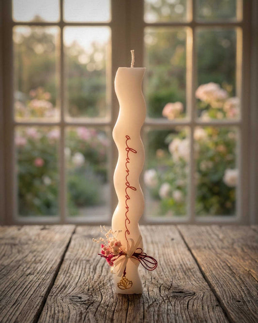 Χειροποίητη Πασχαλινή Λαμπάδα με Κολιέ Λωτού – Αρωματικό Κερί Σόγιας | “Abundance” (Κόκκινη)