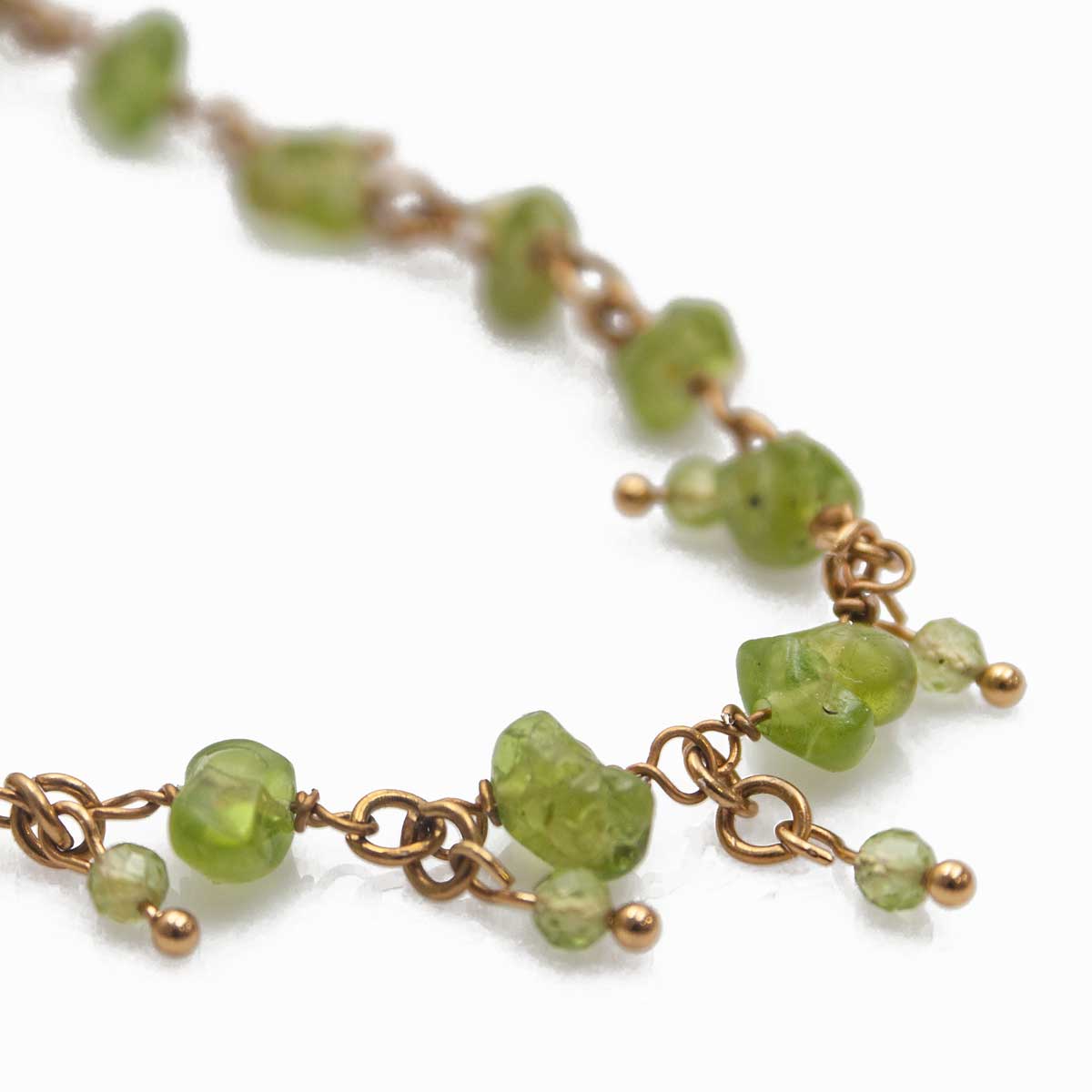 Επίχρυσο Ατσάλινο Κολιέ με Περίδοτο (Peridot) – Κόσμημα Πρόθεσης για Αναγέννηση & Ευημερία